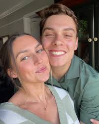 three years of selfies! love ya🤍