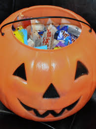 In the evening before all saints' day (1 november), children in costumes travel from house to house, asking for treats with the phrase trick or treat. 2018 Trick Or Treat Times Wluk
