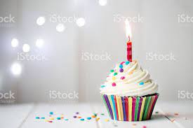 Cupcake With A Single Candle Buon Compleanno Biglietti Di Buon Compleanno Compleanno