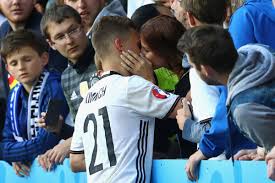 An seiner seite ist seine freundin lina meyer. Joshua Kimmich Vriendin Fc Bayern Joshua Kimmich Holt Seine Freundin Lina Nach Joshua Kimmich Born 8 February 1995 Is A German Footballer Who Plays As A Central Defensive Midfielder