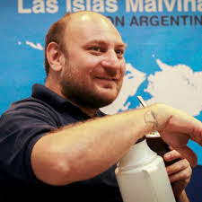 En el corazón de Brasil hay un lugar donde la civilización se detiene  repentinamente y la naturaleza crea su reino sin fin. Hablamos de la  frontera casi irreal entre la ciudad de