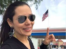 Primeira-dama de Brasnorte se emociona com o retrato de seu avô na Galeria  dos ex-prefeitos de Cuiabá