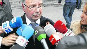 El front ultra dispara contra tothom als tribunals