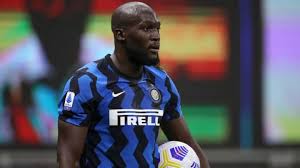Dopo un fallo fischiato al belga per una spallata di romagnoli, lo svedese è arrivato testa a testa con il rivale. Von Gottern Und Konigen Zlatan Schiesst Gegen Lukaku Zuruck