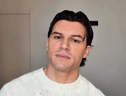 Billy Joel perde l'equilibrio e cade sul palco: ma è davvero un incidente?