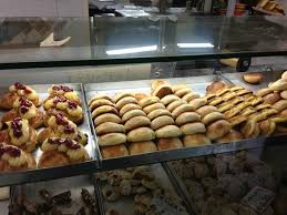.sfogliatelle,) sfogliatelle attanasio anses av många vara den bästa sfogliatelle i napoli, deras leverans direkt från en varm ugn som framhäver både sfogliatelle riccia (lockigt) och sfogliatelle. Sfogliatelle Picture Of Antico Forno Delle Sfogliatelle Calde Fratelli Attanasio Naples Tripadvisor