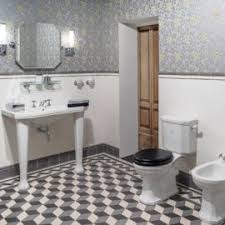The art deco ethos diverged from the art nouveau and arts and crafts styles, which emphasized the uniqueness and originality of handmade objects and featured stylized, organic forms. Art Deco Badezimmer Traditional Bathrooms