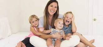 O femeie care se dedică creşterii şi educaţiei a trei sau mai. Proiectul Noii Legi A Pensiilor Mamele Cu Cel PuÈin Trei Copii Vor Putea SÄ IasÄ La Pensie Cu CaÈiva Ani Mai Devreme Ziarul Unirea