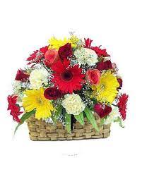 A Basket Of 22 Mix Flowers Like Yellow Gerberas Roses And White Carnation With Seasonal Ferns N Fillers This Bouquet Of Mixe Arranjos De Flores Cestas Flores