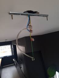 Oppladbare lamper har mange fordeler, her får du en lampe uten ledning som du fleksibelt kan plassere eller ta med deg dit du har behov for den. Henge Opp Og Koble En Lampe I Taket