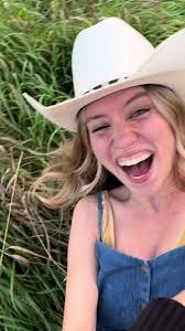 Heather Bolen's Instagram, Twitter & Facebook