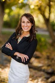 Realtor Professional Portrait Headshots Friendly Natural Outdoors Outfit Inspiration With Ac Professional Headshots Women Headshot Outfits Headshots Women