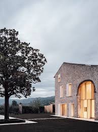 The family run agritourism le case di campagna welcomes its guests in a new building in the heart of the green countryside at the doors of verona. Verona A Country Home Inside A Restored Barn Domus Fienili Ristrutturati Case Di Campagna Moderne Piccole Case Di Campagna