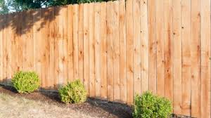 Hacemos un cerco para que no entren los animales a la huerta. Como Hacer Una Valla De Madera Con Palets Paso A Paso