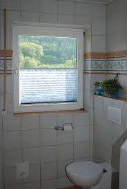 Dachschrägen bedeuten, dass vorhänge vor fenstern in einer dreieckigen giebelwand benötigt werden. Gardinen Furs Bad