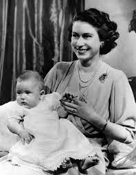 Io dichiaro davanti a voi tutti che tutta la mia vita, sia essa lunga o breve, sarà dedicata al vostro servizio e al servizio della nostra grande famiglia imperiale a cui tutti apparteniamo. I 90 Della Regina Elisabetta Icona Reale Di Stile Www Stile It