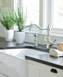 Diese arbeitsplatten in steinnachbildung sind überwiegend schwarz und enthalten kleine graue tupfer, wodurch der look von granit entsteht. Die 14 Besten Ideen Zu Granit Arbeitsplatte Schwarz Arbeitsplatte Schwarz Arbeitsplatte Granit Arbeitsplatte