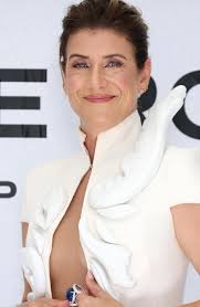 De “Grey's Anatomy” a “Emily in Paris”… y ahora, a la Alta Costura. A sus  57 años, Kate Walsh desafió las reglas de la moda en París con elegancia .  Durante el