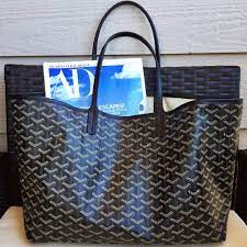 From the structured saigon to saint louis tote, goyard creates handbags, luggage and travel accessories that make a subtle statement of style and rich taste. Imagem Relacionada Goyard Handbags Goyard Bag Goyard Bag Price
