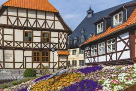 Hochwertige und bezahlbare, lizenzfreie sowie lizenzpflichtige bilder. Schiefes Haus Fotos Und Bilder Bei Zoonar Kaufen