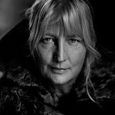 PIGEN DER LEGEDE MED ILDEN af Stieg Larsson