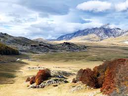 Abruzzo national park is famous in italy, and. 7 Luoghi Di Cui Ti Innamorerai Nel Parco Del Gran Sasso Destinazione Avventura