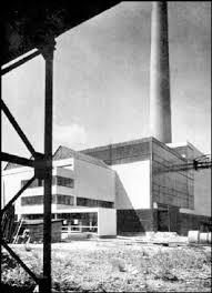 Elektrárna kolín staví na severovýchodní straně svého složiště uhlí gigantickou osmdesátimetrovou zeď o výšce 8,5 metru. Jaroslav Fragner Elektrarna Esso V Koline Nad Labem 1929 1932 Kulturni Magazin Uni