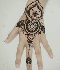 Motif motif ini mempunyai bentuk yang sederhana namun elegan sehingga cocok di aplikasikan di banyak tempat seperti kaki dan wajah. 47 Gambar Motif Henna Tangan Simple Dan Cantik Untuk Pemula Hand Henna Simple Hand Henna Henna Tattoo Hand