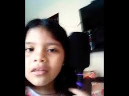 salome peinase con un sepillo