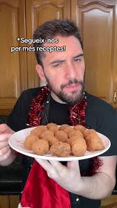 TRUFES DE XOCOLATA I TARONJA Ingredients: 350g xocolata 220g nata  1 ratlladura de taronja 1/2 suc de taronja 35g mantega Cacau en pols 100%  CASTELLANO TRUFAS DE CHOCOLATE Y NARANJA Ingredientes: ...