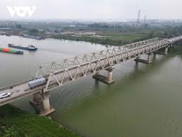 Các phương tiện giao thông được lưu thông qua Cầu Hồ, Bắc Ninh