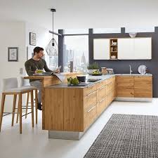 Ein Traum Aus Massivholz Ist Diese Kuche Und Wir Finden Es Toll Wir Die Lange Kuchenzeile Als Raumteiler Dient Und E Kuchen Design Kuchendesign Kuchenprodukte