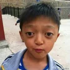 Mesut özil'e benzeyen adam diye anılan, gerçek adı mustafa olan 23 yaşında ve 11 kardeşi olduğu ailesine kendinin baktığını belirtti. Mesut Ozil E Benzeyen Cocuk Gulmeyin Lan
