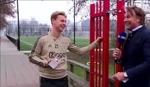 Mikky's stud started his professional career with willem ii on 2014, a year later he signed with ajax jong and with ajax in 2016. ð€ð…ð‚ ð€ð‰ð€ð— On Twitter Found A House In Barcelona Yet Or Shall I Take Mikky His Girlfriend There For 2 Days And Find You A House Frenkie De Jong I