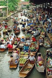 Amazing Damnoen Saduak Floating Market In Ratchaburi Is One Of The Five Most Popular Floating Marke Thailand Floating Market Floating Market Bangkok Thailand