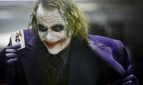 Das dark knight kostüm besteht aus einem lilafarbenen jackett, das bis etwa zu den knien reicht und an welches eine grüne weste mit aufgedruckter krawatte angenäht ist. Zum Zehnjahrigen Jubilaum 11 Dinge Die Ihr Vielleicht Noch Nicht Uber The Dark Knight Wusstet News Outnow
