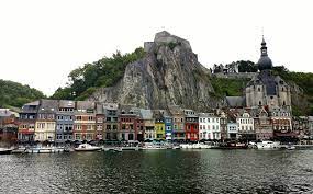 Dinant has a striking setting, strung along a riverbank under spectacular cliffs. Beste Reisezeit Fur Dinant Klima Und Wetter 5 Monate Zu Vermeiden