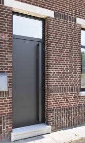 Porta De Aluminio Vantagens Dicas Como Limpar E Fotos Em 2020 Porta De Aluminio Porta De Aluminio Branco Entrada Da Casa