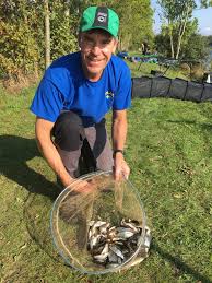 Parkeringen var full av bilar så jag trodde inte det skulle finnas någon plats att fiska på. Splash Tar Sm Guld I Rogle Dammar Splash International