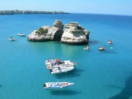 La località di torre dell'orso è resa famosa dai suoi faraglioni chiamati le due sorelle e dalla sua baia di acqua cristallina, dove si possono trovare lidi attrezzati e spiaggia libera. In Pedalo Nel Mare Del Salento Oasi Salento Residence Hotel