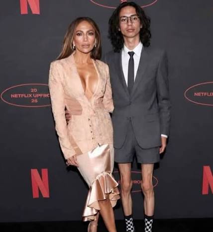 Jennifer Lopez đi chơi với con trai Max