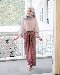 Model blus brokat ini bisa memberikan kesan tampilan yang casual dan dengan model atasan brokat yang cantik dan semakin modern serta bawahan yang sesuai, bisa menjadi inspirasi baju pesta yang tepat. Model Baju Batik Pakaian Pesta Model Baju Wanita Gaya Berpakaian