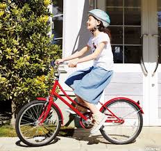 ユニクロオンラインストア kids 子供服 動けるパンツの特集ページ 鉄棒ができるジーンズ 足がキレイにのばせるレギパン 自転車にも乗りやすいガウチョ 動けるパンツをラインナップ kids 子供服ファッションならユニクロ公式通販サイト レギパン