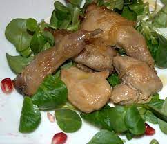 8 quaglie 8 fette polenta 8 fette pancetta piuttosto grassa 60 g burro noce moscata salvia aglio Quaglie Alla Cacciatora Preparazione Della Ricetta A Base Di Quaglie Alla Cacciatora Per 4 Persone
