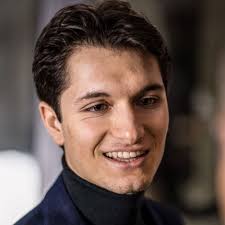 I recently spoke at a private business summit about something that's  keeping CEOs awake at night. AI is enabling 10-person teams to build $500M  businesses. And most executives are completely…