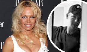 Mirá todos los videos y leé los artículos más completos. Pamela Anderson Dating Her Bodyguard Of Two Years Following 12 Day Marriage To Jon Peters Glbnews Com