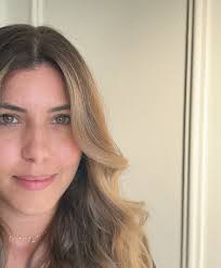 Vem acompanhar a retrospectiva dos últimos cabelos da Mari comigo e admirar  nosso último novo. ✨, 2ª foto- o antes de quando ela veio pela primeira vez  pra mim. , 3ª foto- o resultado da correção de ...