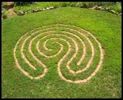 Simple Labyrinth Design I Would Love In My Yard Labyrinth Garden Labyrinth Design Labyrinth