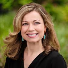 Quartz vs Quatzite what's the difference? Many people tend to mix them up.  Quartz countertops are very popular right now. It is an engineered  material...