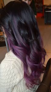mittellange frisuren geflocktene bluse haare in schwarz und lila ombre effekt haarfarben trendige frisuren frisuren